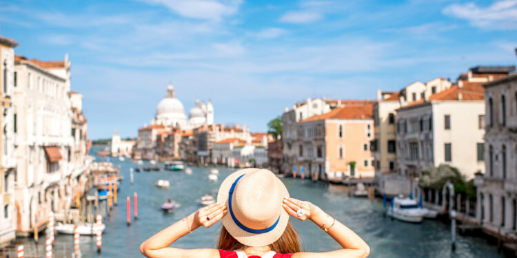 Avrupa’da turizmde toparlanma sinyali 1 UNWTO verilerine göre, Avrupa’da uluslararası turizm 2025’in ilk çeyreğinde pandemi öncesi seviyelerin üzerine çıkarak toparlanma gösterdi.