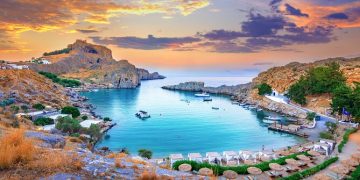 Rodos Adası köklü tarihi, saklı köyleri, doğal güzellikleri ve geleneksel lezzetleriyle de Akdeniz’in en etkileyici tatil duraklarından biri.