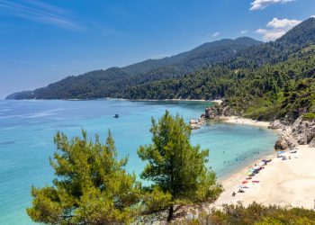 Yunanistan’ın Halkidiki bölgesinde yer alan Sithonia, berrak denizi, sakin koyları ve büyüleyici doğasıyla son yıllarda Türkiye’den gidenlerin gözdesi.