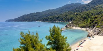 Yunanistan’ın Halkidiki bölgesinde yer alan Sithonia, berrak denizi, sakin koyları ve büyüleyici doğasıyla son yıllarda Türkiye’den gidenlerin gözdesi.