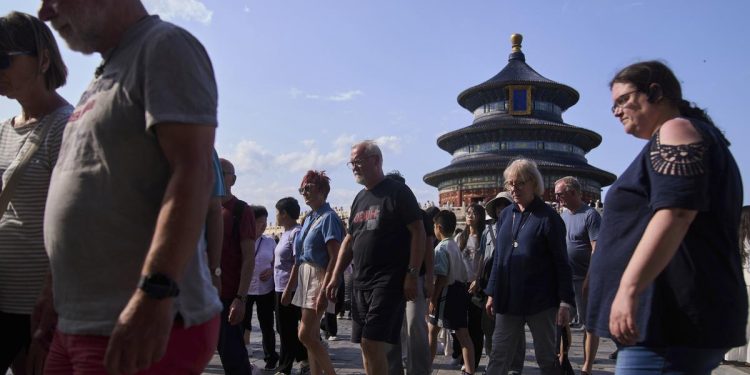 Çin kapılarını sonuna kadar açtı: 74 ülkeye vizesiz giriş imkanı 1 Çin, vize politikasını genişleterek 74 ülkenin vatandaşlarına 30 güne kadar vizesiz giriş hakkı tanıdı.