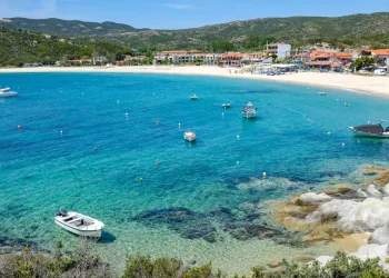 Yunanistan’ın kuzeyinde yer alan Halkidiki sadece bir tatil rotası değil; huzurun, doğanın, kültürün ve yatırım fırsatlarının iç içe geçtiği eşsiz bir yaşam alanı.