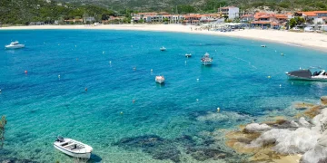 Yunanistan’ın kuzeyinde yer alan Halkidiki sadece bir tatil rotası değil; huzurun, doğanın, kültürün ve yatırım fırsatlarının iç içe geçtiği eşsiz bir yaşam alanı.