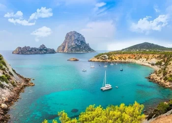 Tarih, eğlence ve huzurun buluştuğu Akdeniz cenneti: Ibiza 9 Ibiza, yalnızca elektronik müzik tutkunlarının değil; doğaseverlerin, tarih meraklılarının ve çocuklu ailelerin de radarında.