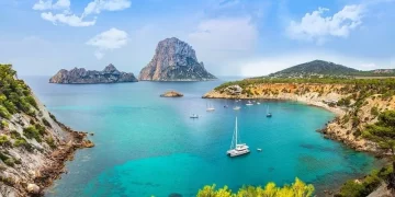 Ibiza, yalnızca elektronik müzik tutkunlarının değil; doğaseverlerin, tarih meraklılarının ve çocuklu ailelerin de radarında.