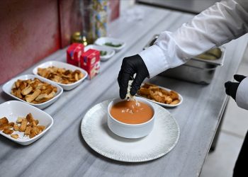 Turizm sektöründe çalışan işçilerin haftalık tatili 7 gün yerine 11 günde bir yapılabilecek. Uygulama fazla mesai sayılmayacak.