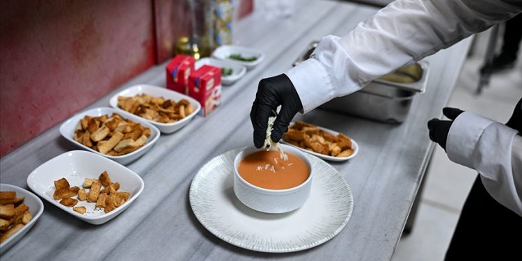 Turizm sektöründe çalışan işçilerin haftalık tatili 7 gün yerine 11 günde bir yapılabilecek. Uygulama fazla mesai sayılmayacak.