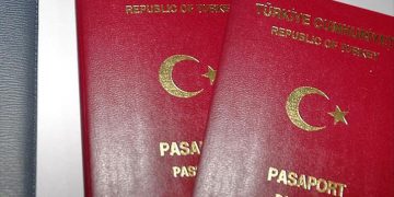 Kilis’te aralarında nüfus müdürlerinin de bulunduğu memurların yabancılara binlerce dolar karşılığında pasaport ve kimlik verdiği iddiası, tesadüfen yapılan bir polis kontrolüyle açığa çıktı.