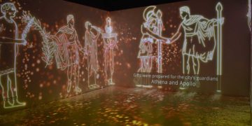 İmmersive room tekniğiyle hazırladığı video uygulamasıyla Side Antik Kenti, ziyaretçilere binlerce yıl öncesine yolculuk imkânı sunuyor.