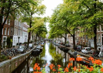 Amsterdamlılar isyan etti: Şehrimiz ikinci Venedik olmasın 11 Hollanda’nın başkenti Amsterdam’da artan turist yoğunluğu, şehirdeki yaşamı giderek zorlaştırıyor.
