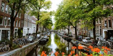 Hollanda’nın başkenti Amsterdam’da artan turist yoğunluğu, şehirdeki yaşamı giderek zorlaştırıyor.