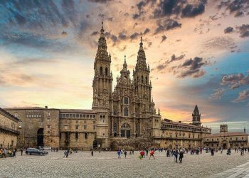 Turist seli İspanya’yı dönüştürdü: Yerli halk kaçıyor 6 İspanya’da Santiago de Compostela’da artan turist akını, tarihi mahalleleri yaşanmaz hale getirdi. Kira fiyatları fırlarken yerli halk kentten çekiliyor, hac rotasının ruhu kayboluyor.