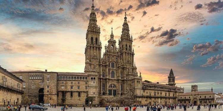 İspanya’da Santiago de Compostela’da artan turist akını, tarihi mahalleleri yaşanmaz hale getirdi. Kira fiyatları fırlarken yerli halk kentten çekiliyor, hac rotasının ruhu kayboluyor.