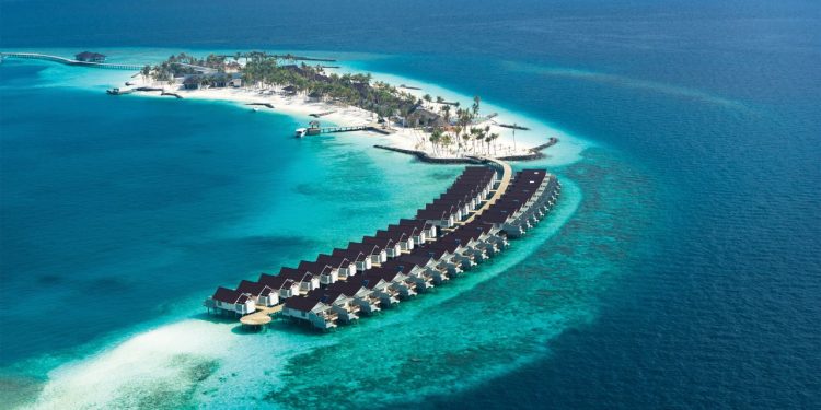 Maldivler’de çiftlere özel tasarlanan Oblu Select Lobigili, lüks villaları, dünyanın en büyük su altı restoranı ve kusursuz hizmet anlayışıyla romantik bir kaçış noktası sunuyor.