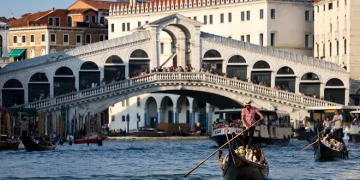 Venedik’te tatil yapan İngiliz bir turist ile Rumen sevgilisi, Büyük Kanal’da yüzmeye kalkışınca 450’şer avro para cezası alarak şehirden sınır dışı edildi.