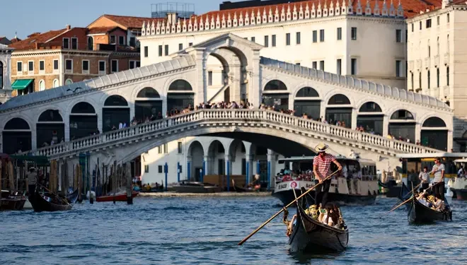 Venedik’te İngiliz Çift Büyük Kanal’a girince şehirden atıldı 1 Venedik’te tatil yapan İngiliz bir turist ile Rumen sevgilisi, Büyük Kanal’da yüzmeye kalkışınca 450’şer avro para cezası alarak şehirden sınır dışı edildi.