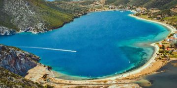 Halkidiki 400 bin avroluk yatırım sınırı, doğal güzellikleri ve yükselen villa projeleriyle 2025’te yatırımcıların yeni gözdesi oldu.