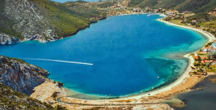 Halkidiki 400 bin avroluk yatırım sınırı, doğal güzellikleri ve yükselen villa projeleriyle 2025’te yatırımcıların yeni gözdesi oldu.