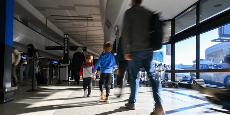 Yurt dışı çıkış harcı artık 1000 lira 1 Türkiye’den yurt dışına çıkacak vatandaşların ödemesi zorunlu olan çıkış harcı için yeni düzenleme yürürlüğe girdi.