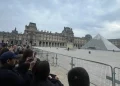 Louvre Müzesi’nden Napolyon’un mücevherleri çalındı 15 Fransa’nın başkenti Paris’te, dünyanın en çok ziyaret edilen sanat merkezi olan Louvre Müzesi pazar günü sabah saatlerinde “olağanüstü” bir soygunla sarsıldı.