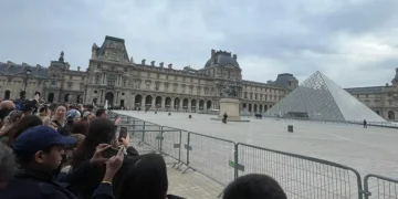 Fransa’nın başkenti Paris’te, dünyanın en çok ziyaret edilen sanat merkezi olan Louvre Müzesi pazar günü sabah saatlerinde “olağanüstü” bir soygunla sarsıldı.