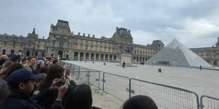 Fransa’nın başkenti Paris’te, dünyanın en çok ziyaret edilen sanat merkezi olan Louvre Müzesi pazar günü sabah saatlerinde “olağanüstü” bir soygunla sarsıldı.