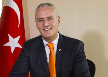 Nezih Hacıalioğlu’ndan sert tepki: Seçimler adil mi gerçekten? 9 TÜRSAB Başkan Adayı M. Nezih Hacıalioğlu, mevcut başkan Firuz Bağlıkaya’nın mazbata törenindeki “seçimler adil geçti” açıklamasına tepki gösterdi.