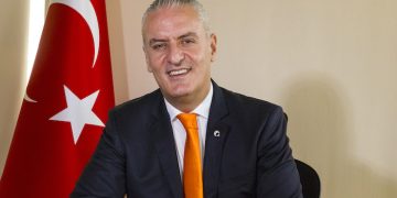 TÜRSAB Başkan Adayı M. Nezih Hacıalioğlu, mevcut başkan Firuz Bağlıkaya’nın mazbata törenindeki “seçimler adil geçti” açıklamasına tepki gösterdi.