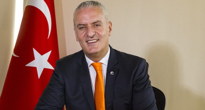 TÜRSAB Başkan Adayı M. Nezih Hacıalioğlu, mevcut başkan Firuz Bağlıkaya’nın mazbata törenindeki “seçimler adil geçti” açıklamasına tepki gösterdi.