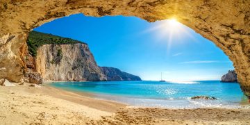 Yunanistan’da tatil planı yapıyor ama nereye gideceğinize karar veremiyor musunuz? O hâlde İyon Denizi’nin göz kamaştıran adası Lefkada tam size göre.