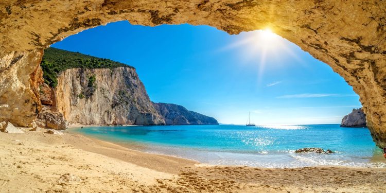 Yunanistan’da tatil planı yapıyor ama nereye gideceğinize karar veremiyor musunuz? O hâlde İyon Denizi’nin göz kamaştıran adası Lefkada tam size göre.