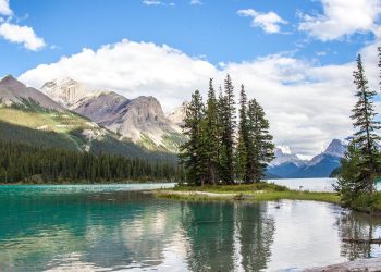 Kanada’nın kalbinde gizlenen mucize: Spirit Island 5 Kanada’nın batısında, Jasper Ulusal Parkı sınırlarında yer alan Spirit Island, doğa severlerin ve fotoğrafçıların hayalini süsleyen bir yer.