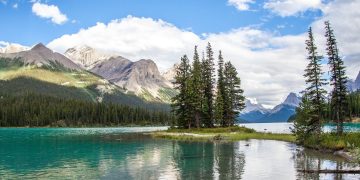 Kanada’nın batısında, Jasper Ulusal Parkı sınırlarında yer alan Spirit Island, doğa severlerin ve fotoğrafçıların hayalini süsleyen bir yer.