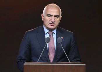 Mehmet Nuri Ersoy: Ayasofya’da tarihi restorasyon yürütüyoruz 5 Kültür ve Turizm Bakanı Mehmet Nuri Ersoy, Ayasofya-i Kebir Cami-i Şerifi’nde Mimar Sinan döneminden bu yana yapılmış en kapsamlı yenileme çalışmalarının başlatıldığını duyurdu.