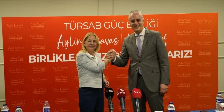 TÜRSAB seçimlerinde sürpriz birlik: Tek liste ile yarışılacak 1 Genel kurul öncesi güçlerini birleştiren iki başkan adayı, TÜRSAB’da 30 yıllık yapıyı değiştirecek “şeffaf ve üye odaklı” bir yönetim için ortak listeyle seçime gireceklerini açıkladı.