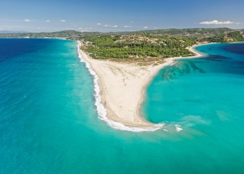 Yunanistan’ın Orta Makedonya bölgesinde yer alan Halkidiki, denize doğru uzanan üç ince yarımadasıyla “Üç Parmak” olarak anılıyor