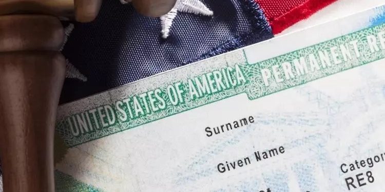 Green Card çekilişi iptal mi edildi? 1 Her yıl dünyanın dört bir yanından milyonlarca kişinin umutla başvurduğu Green Card çekilişiyle ilgili son dakika gelişmesi gündeme oturdu.