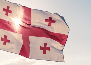 Türkiye ile Gürcistan arasındaki kimlikle seyahat kolaylığı devam edecek ancak 1 Ocak 2026’dan itibaren her yolcuya seyahat ve sağlık sigortası zorunluluğu getirilecek.