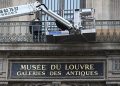 Paris’te bulunan Louvre Müzesi, ekim ayında gerçekleşen ve milyonlarca dolarlık mücevher hırsızlığının ardından güvenlik önlemlerini sıkılaştırdı.