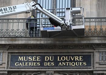 Paris’te bulunan Louvre Müzesi, ekim ayında gerçekleşen ve milyonlarca dolarlık mücevher hırsızlığının ardından güvenlik önlemlerini sıkılaştırdı.