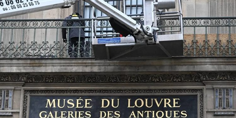 Paris’te bulunan Louvre Müzesi, ekim ayında gerçekleşen ve milyonlarca dolarlık mücevher hırsızlığının ardından güvenlik önlemlerini sıkılaştırdı.