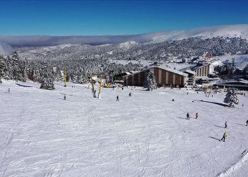 Uludağ’da oteller kışa hazır 3 Türkiye’nin önemli kış turizm merkezlerinden Uludağ’da yeni sezon öncesi otellerde hazırlıklar hız kazanırken, bölgeye yerli ve yabancı turistlerin ilgisi dikkat çekiyor.