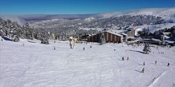 Türkiye’nin önemli kış turizm merkezlerinden Uludağ’da yeni sezon öncesi otellerde hazırlıklar hız kazanırken, bölgeye yerli ve yabancı turistlerin ilgisi dikkat çekiyor.