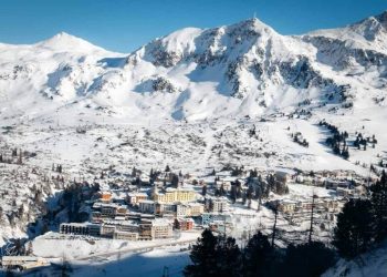 Geniş pist ağı, uzun sezon avantajıyla merkezleriyle Avusturya kayak tatili, Avrupa kış turizminin en istikrarlı seçeneklerinden.