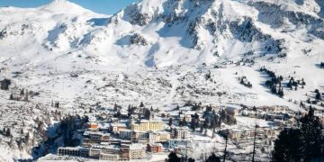 Geniş pist ağı, uzun sezon avantajıyla merkezleriyle Avusturya kayak tatili, Avrupa kış turizminin en istikrarlı seçeneklerinden.