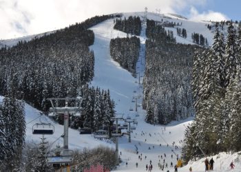 Bulgaristan’ın en popüler kayak merkezlerinden Bansko, uygun fiyatlı kayak turu, geniş pistleri ve canlı kış atmosferiyle dikkat çekiyor.