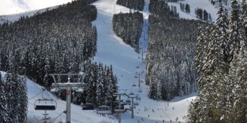 Bulgaristan’ın en popüler kayak merkezlerinden Bansko, uygun fiyatlı kayak turu, geniş pistleri ve canlı kış atmosferiyle dikkat çekiyor.