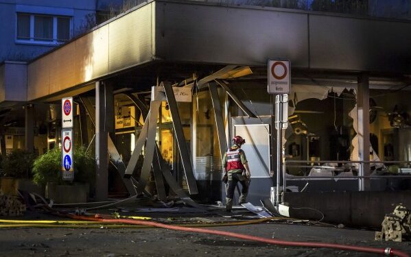 İsviçre’de yılbaşı gecesi dehşet yaşandı 1 İsviçre’nin lüks kayak merkezlerinden Crans-Montana’da yılbaşı kutlamaları sırasında bir barda meydana gelen patlama ve yangın büyük paniğe yol açtı.
