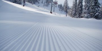 Jahorina; 1913 metrelik yüksekliğiyle sezon boyunca kayak ve snowboard tutkunlarının buluşma noktalarından biri olarak öne çıkıyor.