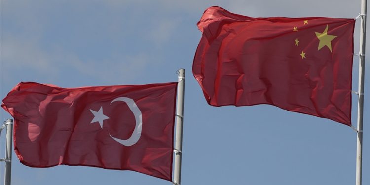 Türkiye’den Çin vatandaşlarına vizesiz seyahat kararı 1 Resmi Gazete’de yayımlanan Cumhurbaşkanı Kararı ile Çin Halk Cumhuriyeti vatandaşlarına 2 Ocak 2026’dan itibaren turistik amaçlı vize muafiyeti uygulanacak.